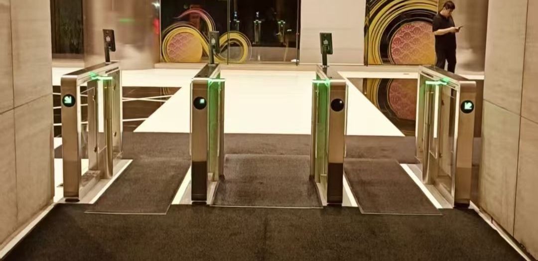 Solution de tourniquet pivotant à reconnaissance faciale ZOJE pour les immeubles de bureaux
