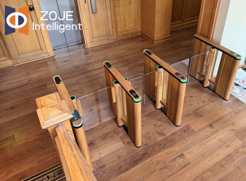 Projet de tourniquet pivotant d'aspect bois sur mesure livré par ZOJE pour un musée local roumain