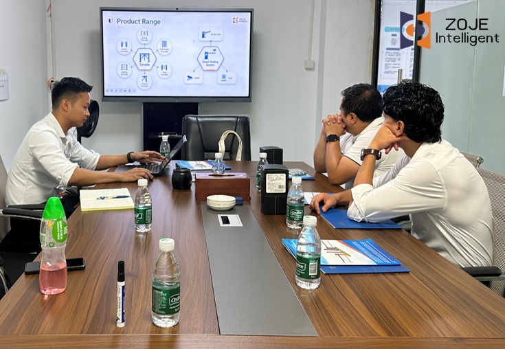 Visite sur place précieuse des clients colombiens à l'usine ZOJE