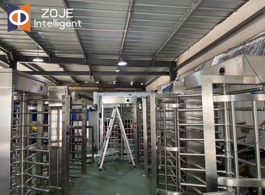 Comment ZOJE garantit-il la qualité de chaque tourniquet pleine hauteur pendant la production ?